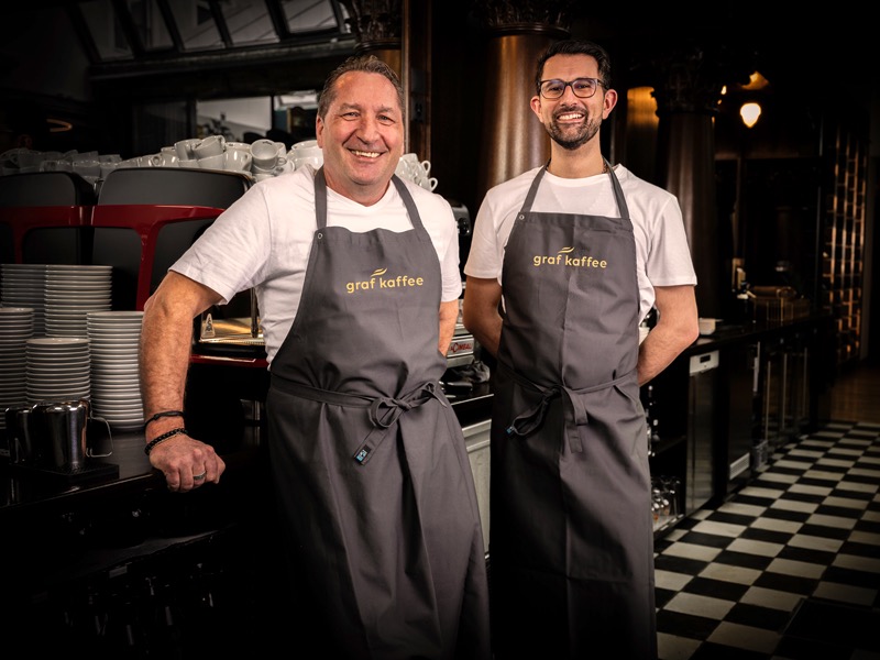 Barista Dieter Hausherr und Agon Ukaj